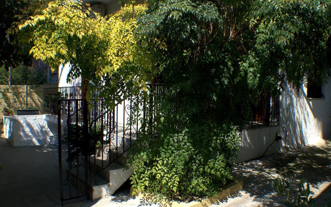 House Inside Garden Apartment Volos Exterior photo