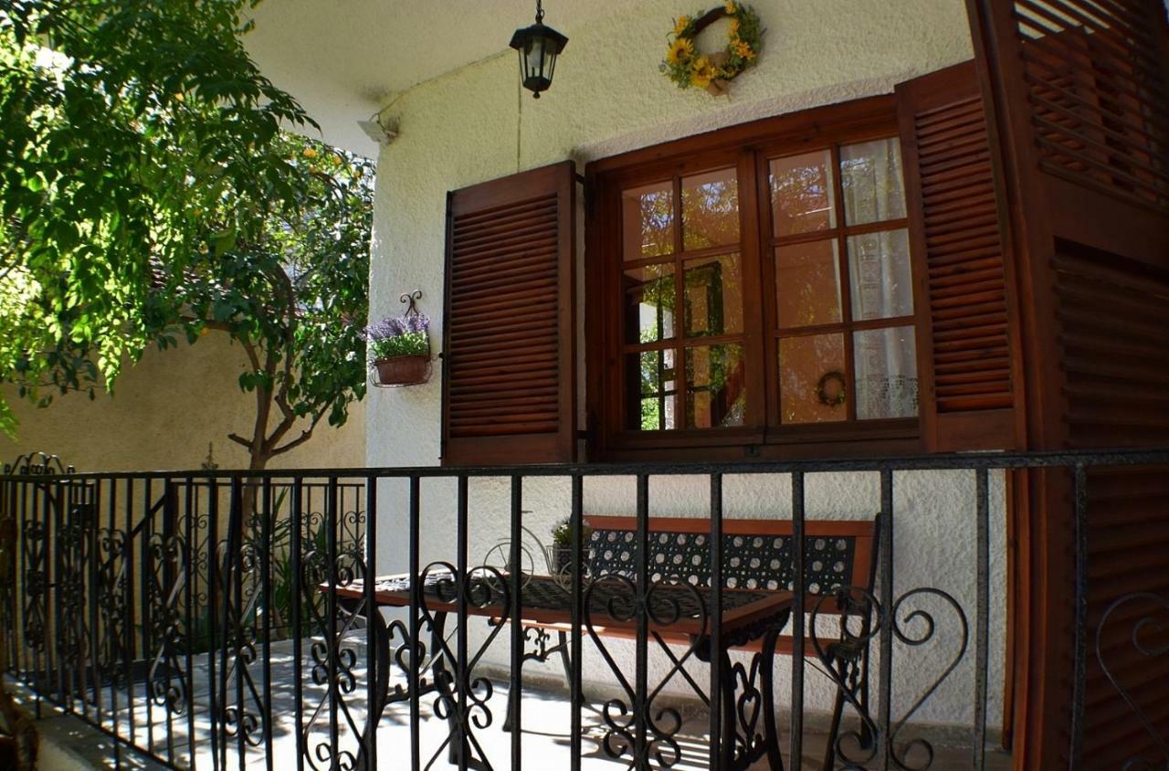 House Inside Garden Apartment Volos Exterior photo