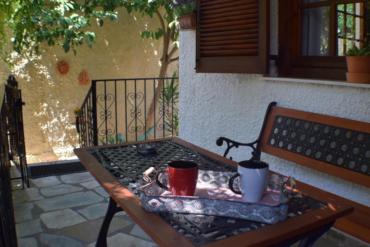 House Inside Garden Apartment Volos Exterior photo