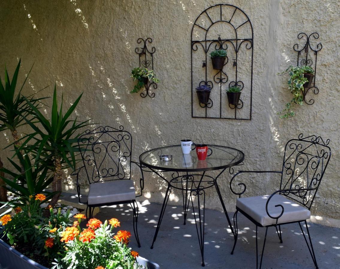House Inside Garden Apartment Volos Exterior photo